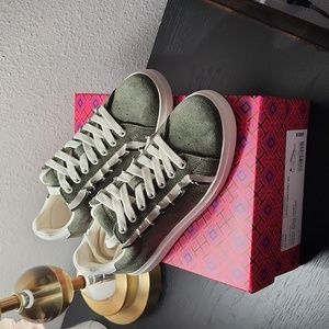 NWT Tory Burch Howell ruffle court sneaker color Leccio/New Ivory